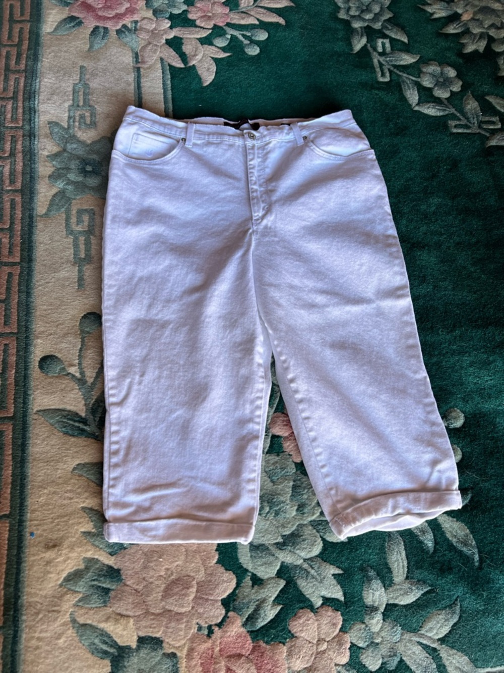 Gloria Vanderbilt White Jean Capris with Purple Brand Tag